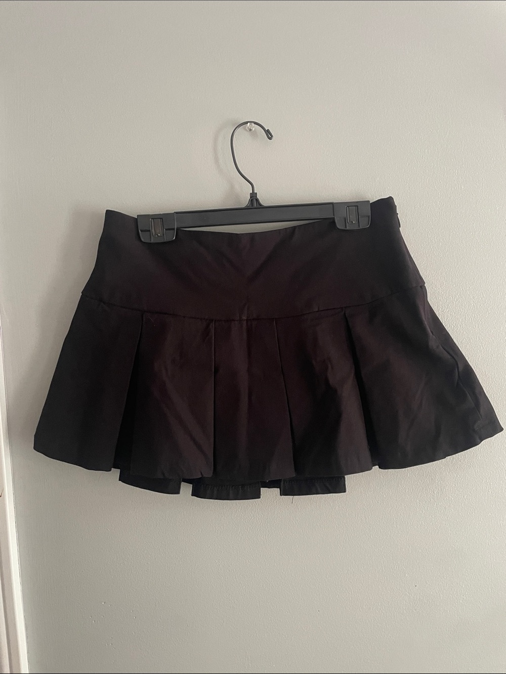 garage black pleaded skirt